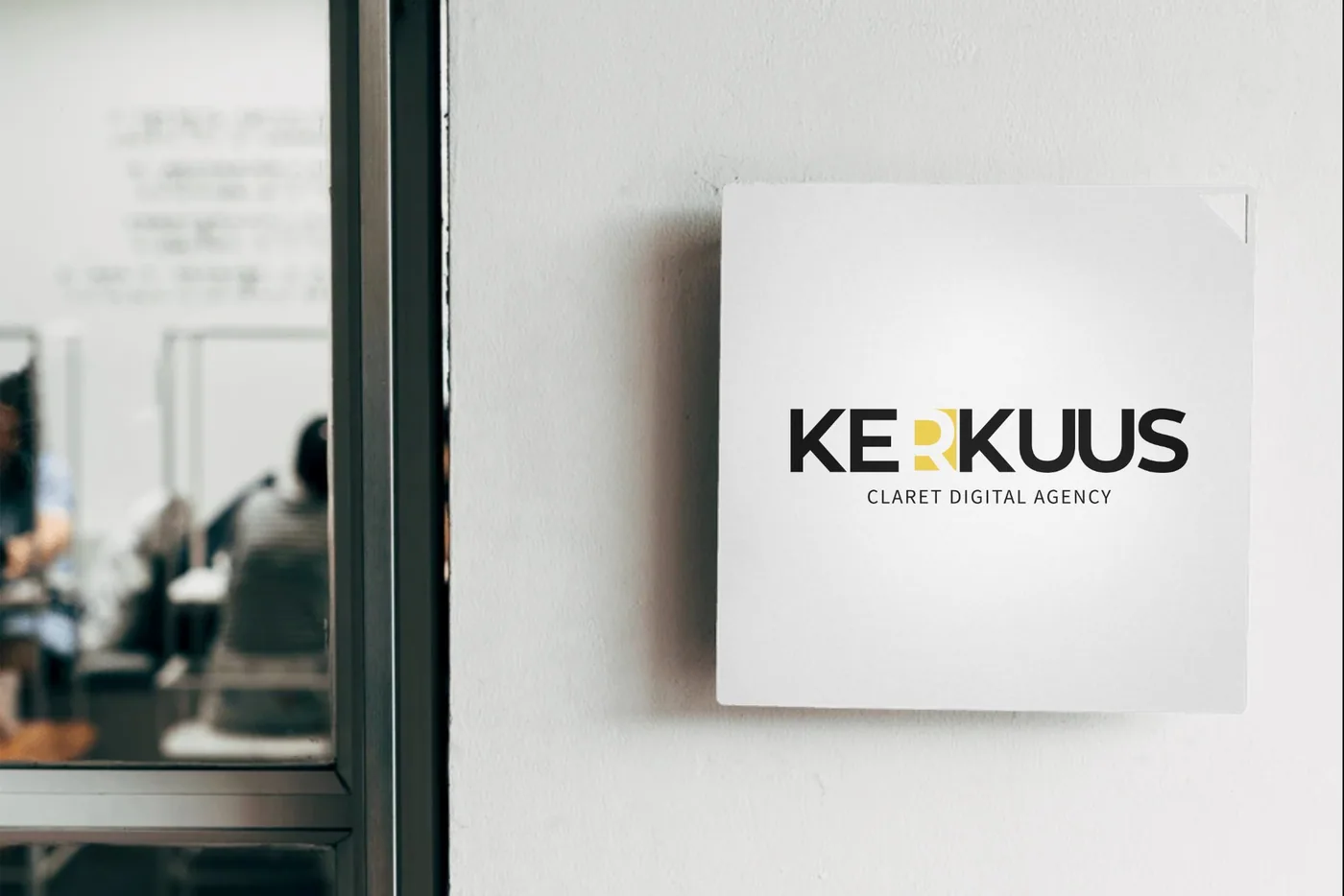 Rótulo de la oficina de Kerkuus en la entrada